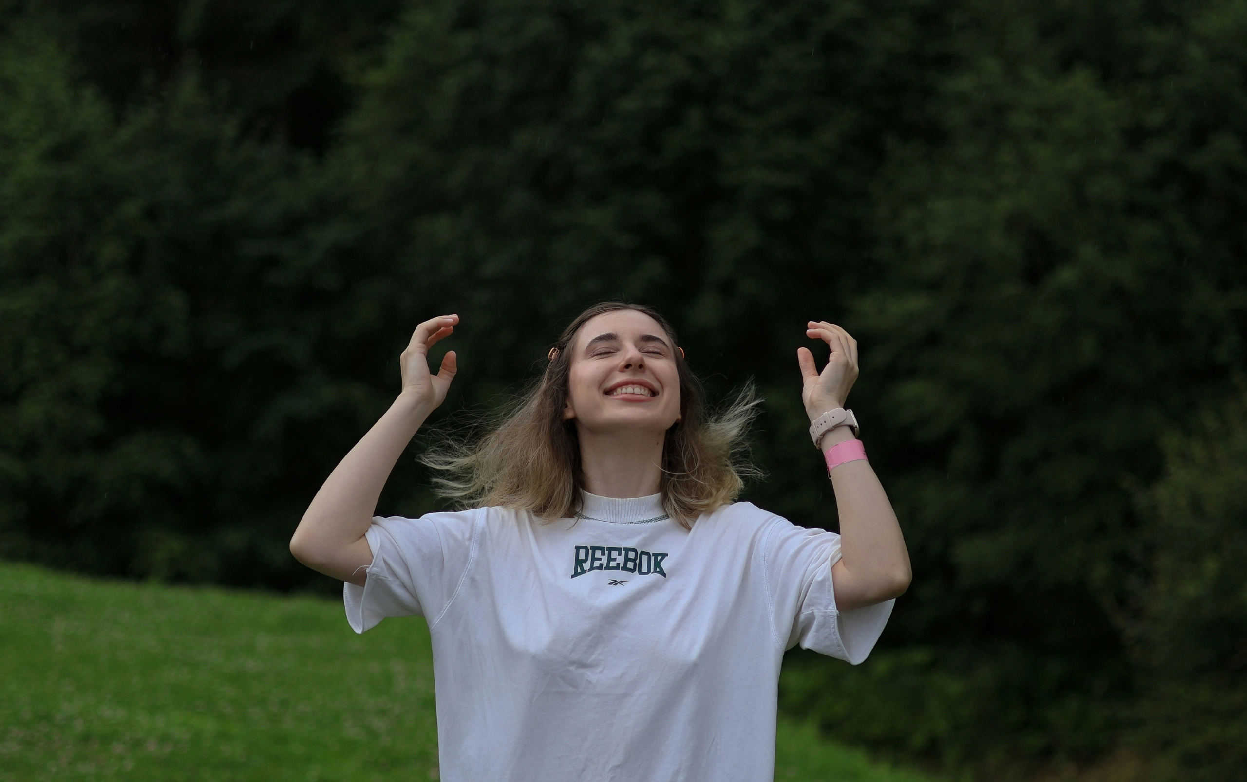 Independizarse. Mujer joven con los ojos cerrados y expresión de calma al aire libre, representando libertad e independencia personal